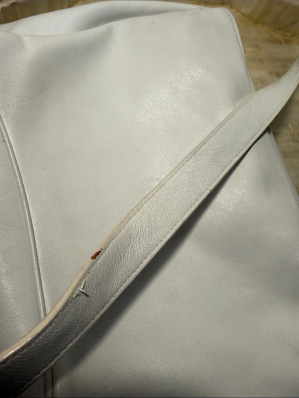 Etienne Aigner White Leather Shoulder Bag with Gold-Tone Logo - Picture 3 of 6